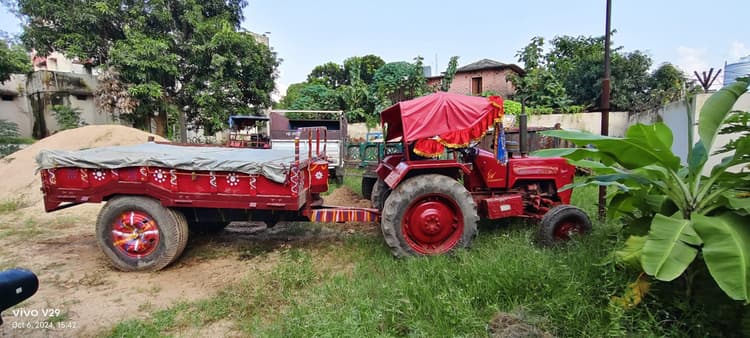 पुलिस ने बालू लदे ट्रैक्टर को किया जब्त