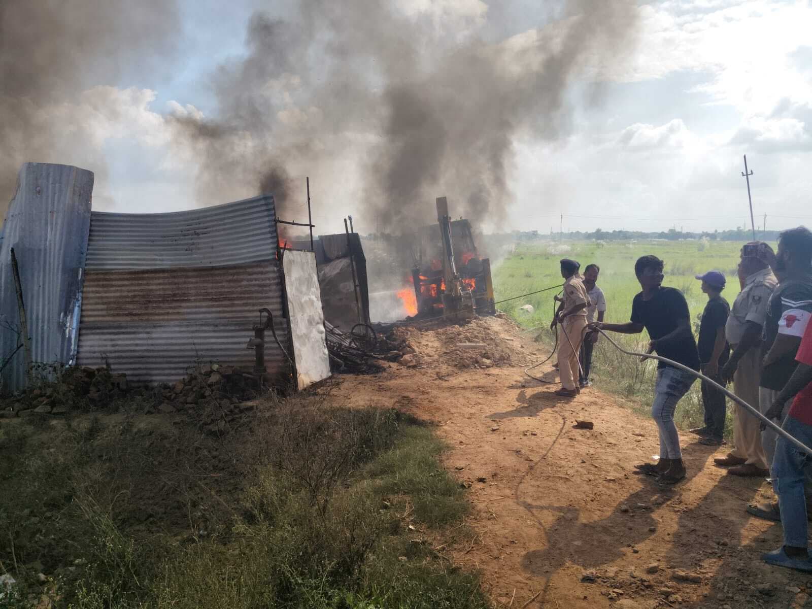 Madhubani News. नियंत्रण कक्ष का दोनों नंबर ऑफ, खराब मोबाइल में लगा था सीम