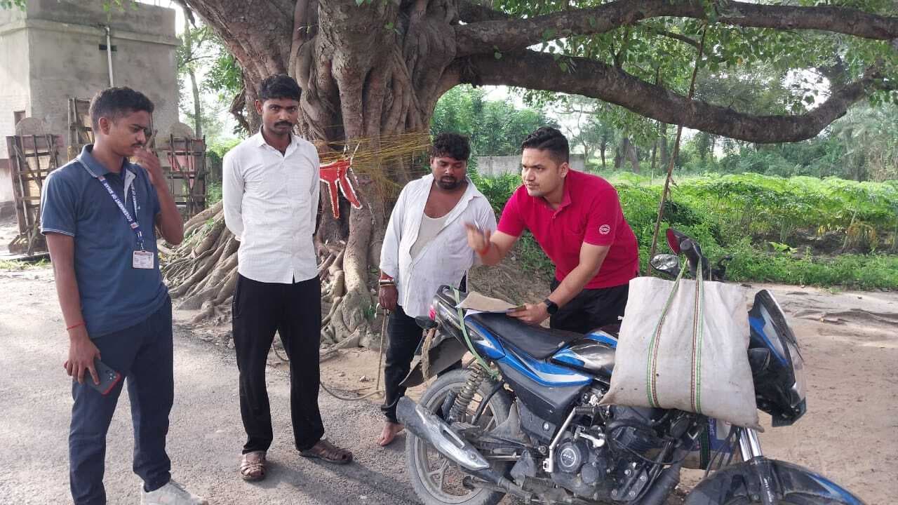 Raid on former chief husband''s hotel: पूर्व मुखिया पति के होटल पर छापेमारी, शराब के साथ संचालक सहित तीन गिरफ्तार