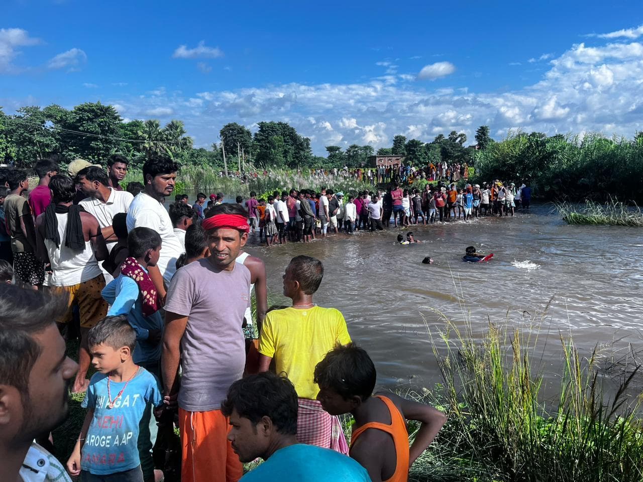 कोदरिया ढाला पार करते समय बाइक सवार पिता-पुत्र पानी में डूबे, तलाश जारी