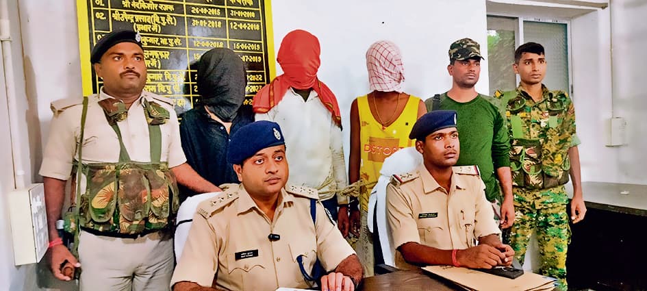 Gaya News : पांच घंटे के अंदर लूटपाट करनेवाले तीन अपराधियों को पुलिस ने दबोचा