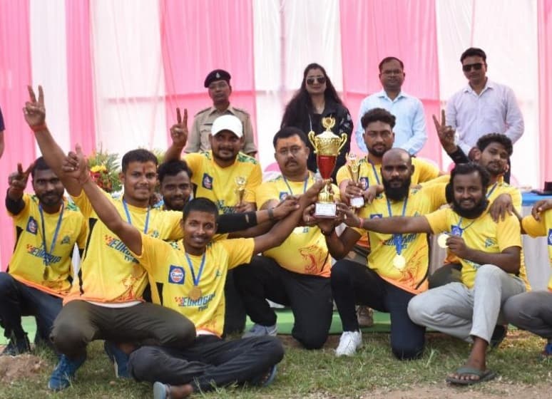 Giridih News: केंद्रीय कारा में बंदियों व जेल कर्मियों के बीच हुआ क्रिकेट मैच