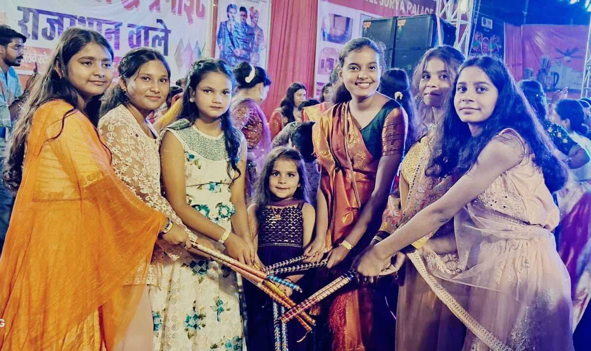 डांडिया में ''''''''बाजे रे ढोल...'''''''' पर महिलाओं व युवतियों ने जमकर किया नृत्य