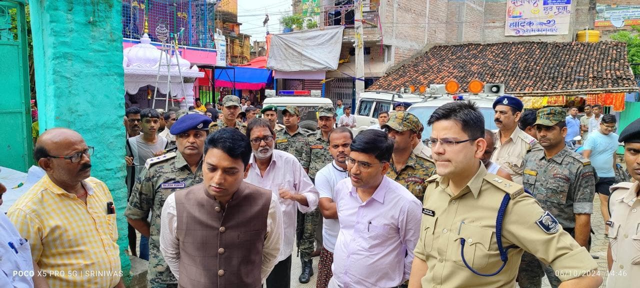 डीएम व एसपी ने बड़ी दुर्गा महारानी मंदिर पहुंच कर विधि-व्यवस्था का लिया जायजा