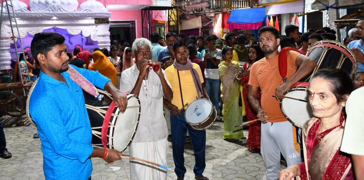 नवरात्र : मां जगदंबा के भक्ति में डूबे श्रद्धालु, प्रतिमा को अंतिम रूप देने में लगे कलाकार