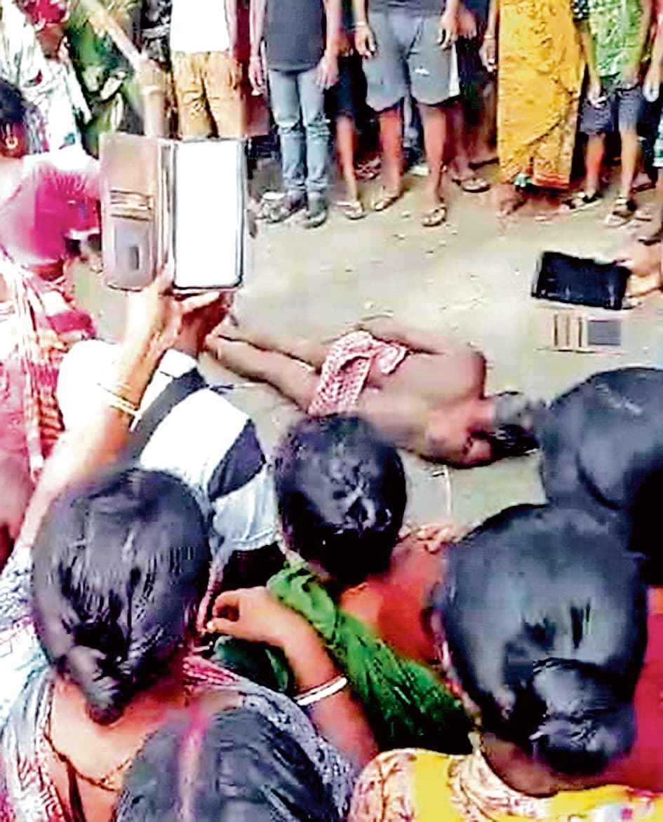 दुष्कर्म व हत्या के आरोप में पीट पीटकर महिलाओं ने मार डाला