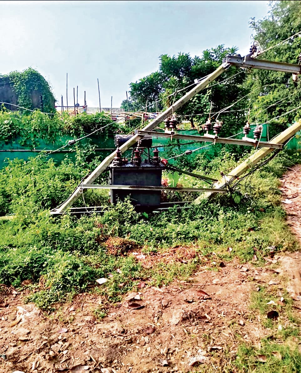 city news : प्लांडू में पोल सहित ट्रांसफार्मर का स्ट्रक्चर गिरा, हादसा टला
