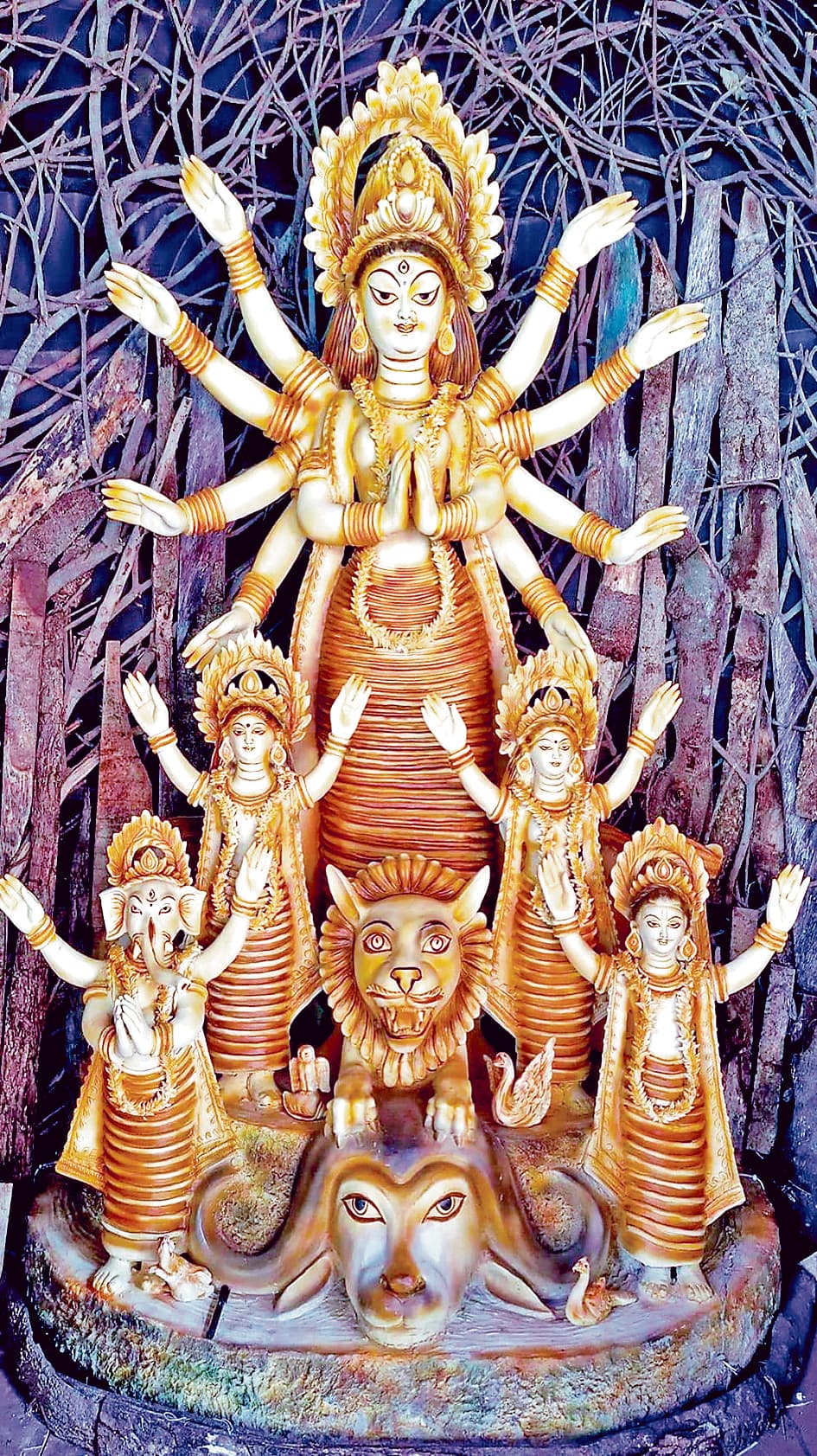 पेड़ों को बचाने की अपील कर रहा पूजा मंडप