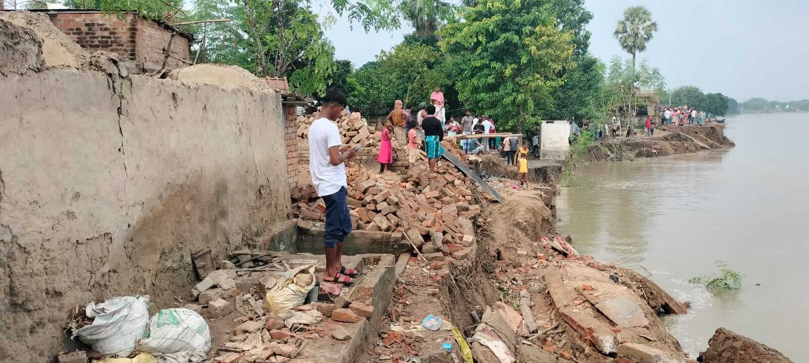 रविवार की आधी रात पल भर में गंगा में समा गये दर्जनों घर