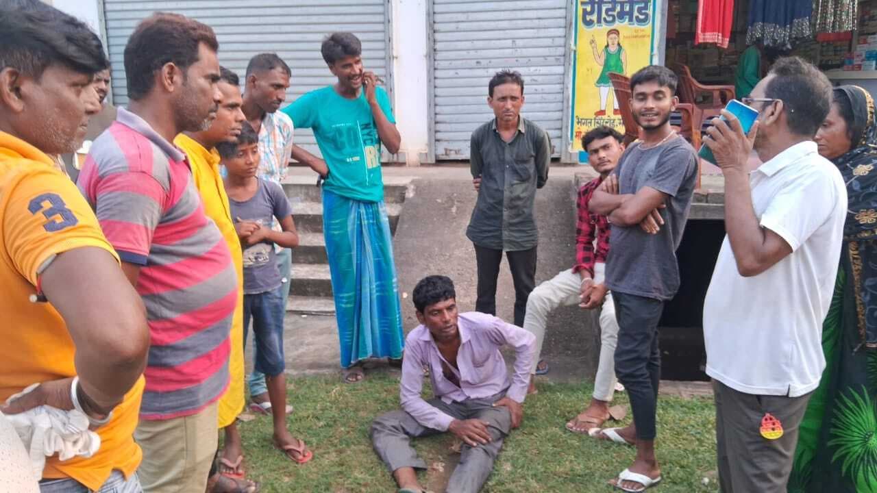 ग्रामीणों ने मोबाइल चोरी के आरोप में युवक को पकड़ा