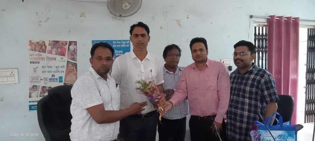 स्थानांतरण पर नप पदाधिकारी को दी गयी विदाई