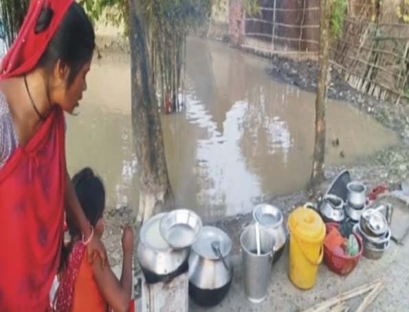 सिमलबाड़ी नगड़ाटोला गांव के बाढ़ पीड़ितों की स्थिति दयनीय