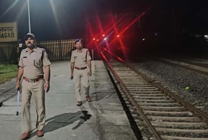 दुर्गापूजा को लेकर प्लेटफार्म और ट्रेनों में रेलवे ने बढ़ायी सुरक्षा