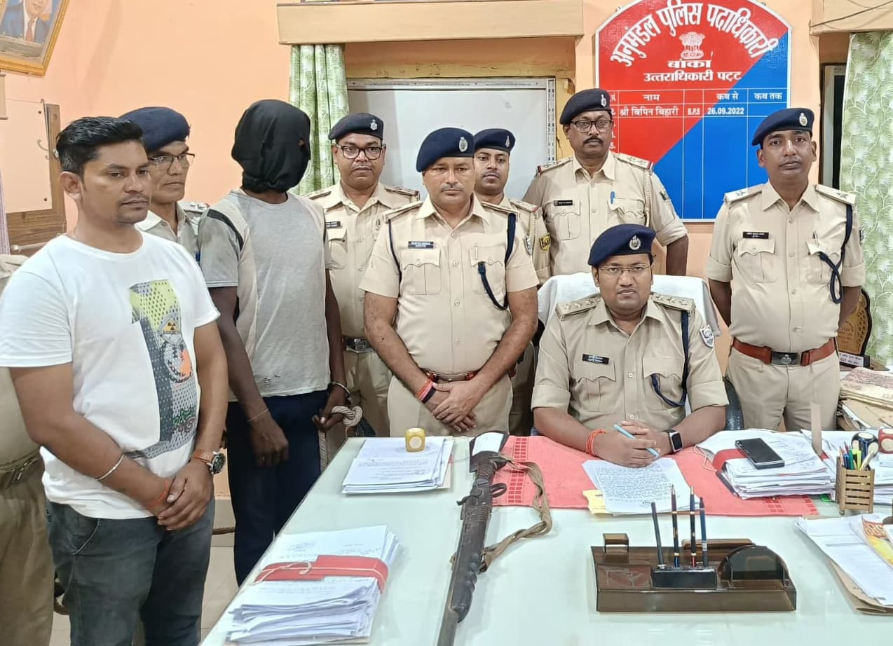 पुलिस पर हमला करने के आरोप में नामजद अपराधी मास्केट के साथ गिरफ्तार