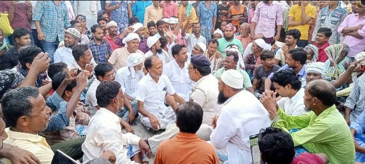 राहत की मांग को लेकर सड़क पर उतरे बाढ़ पीड़ित, स्टेट हाइवे किया ठप, प्रखंड पर धरना-प्रदर्शन