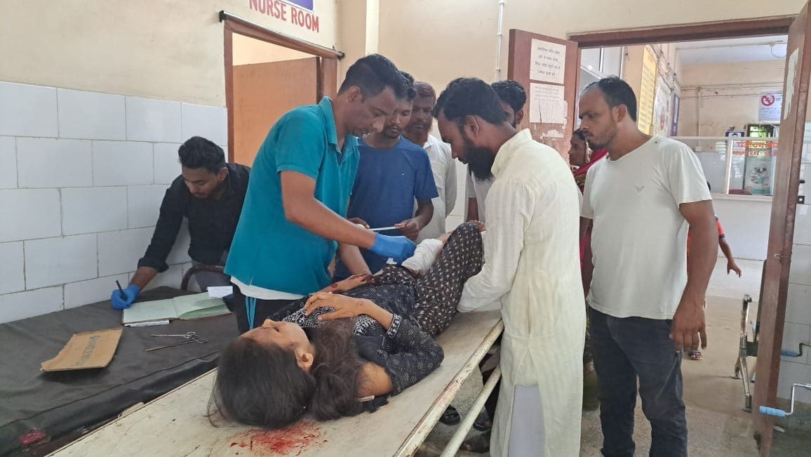 बाइक के चक्का में दुपट्टा फंसने से मां-बेटी घायल