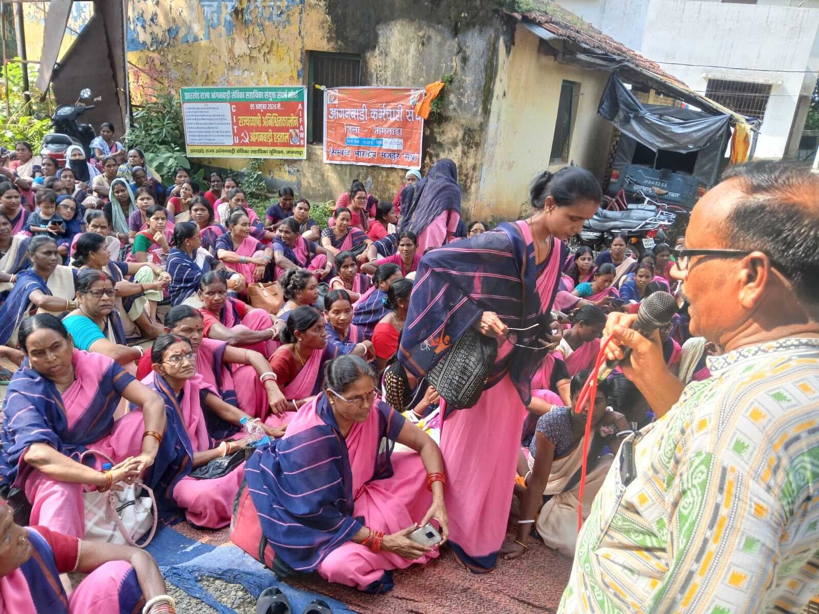 सेवका-सहायिकाओं ने एसडीओ ऑफिस के समक्ष दिया धरना
