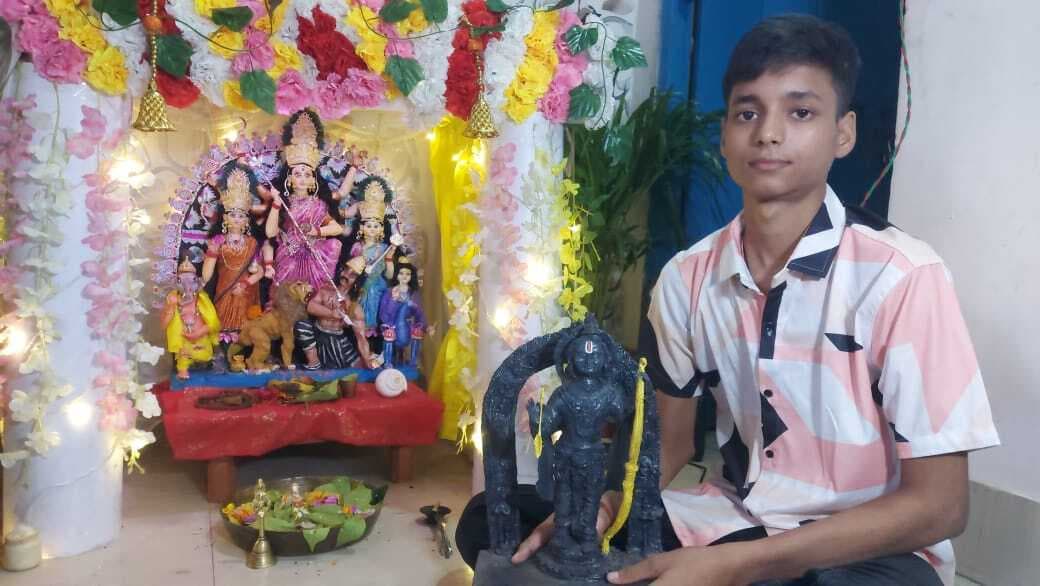 मिट्टी को आकार देकर मुंगेर की बड़ी दुर्गा की प्रतिमा का राजवीर ने बनाया जीवंत स्वरूप