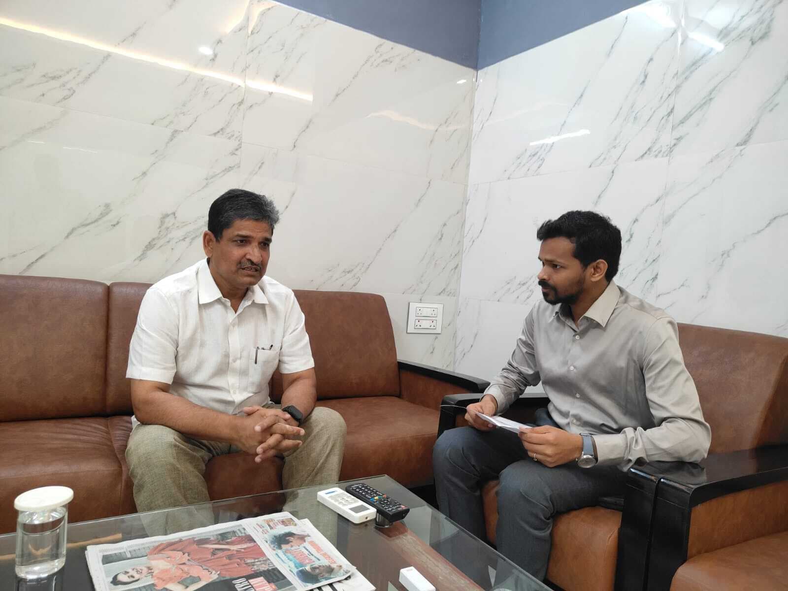 क्षेत्र की समस्याओं को लेकर डीएम से मिले सांसद