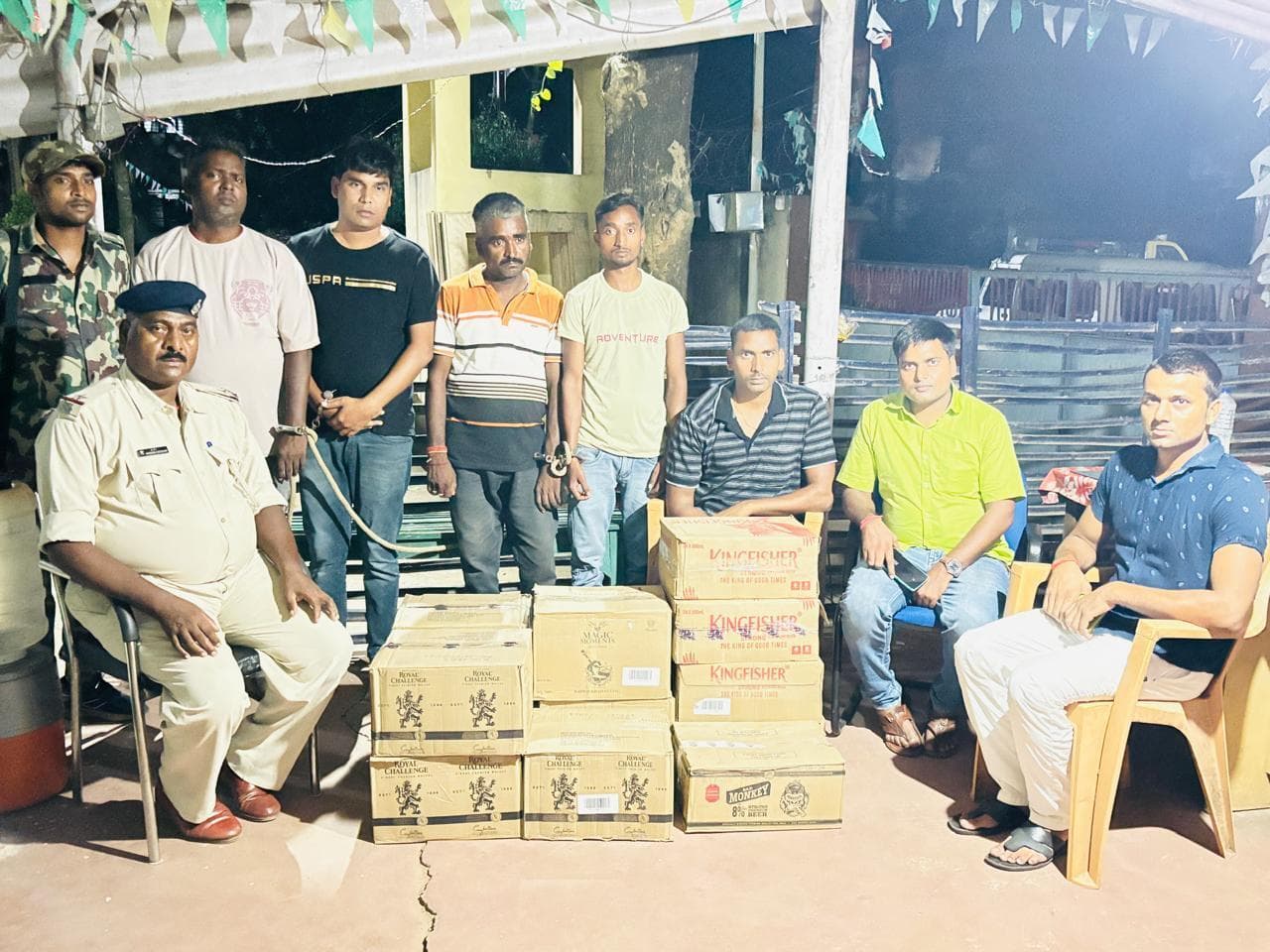 दो कार से 160 बोतल अवैध विदेश शराब व 120 केन बियर बरामद