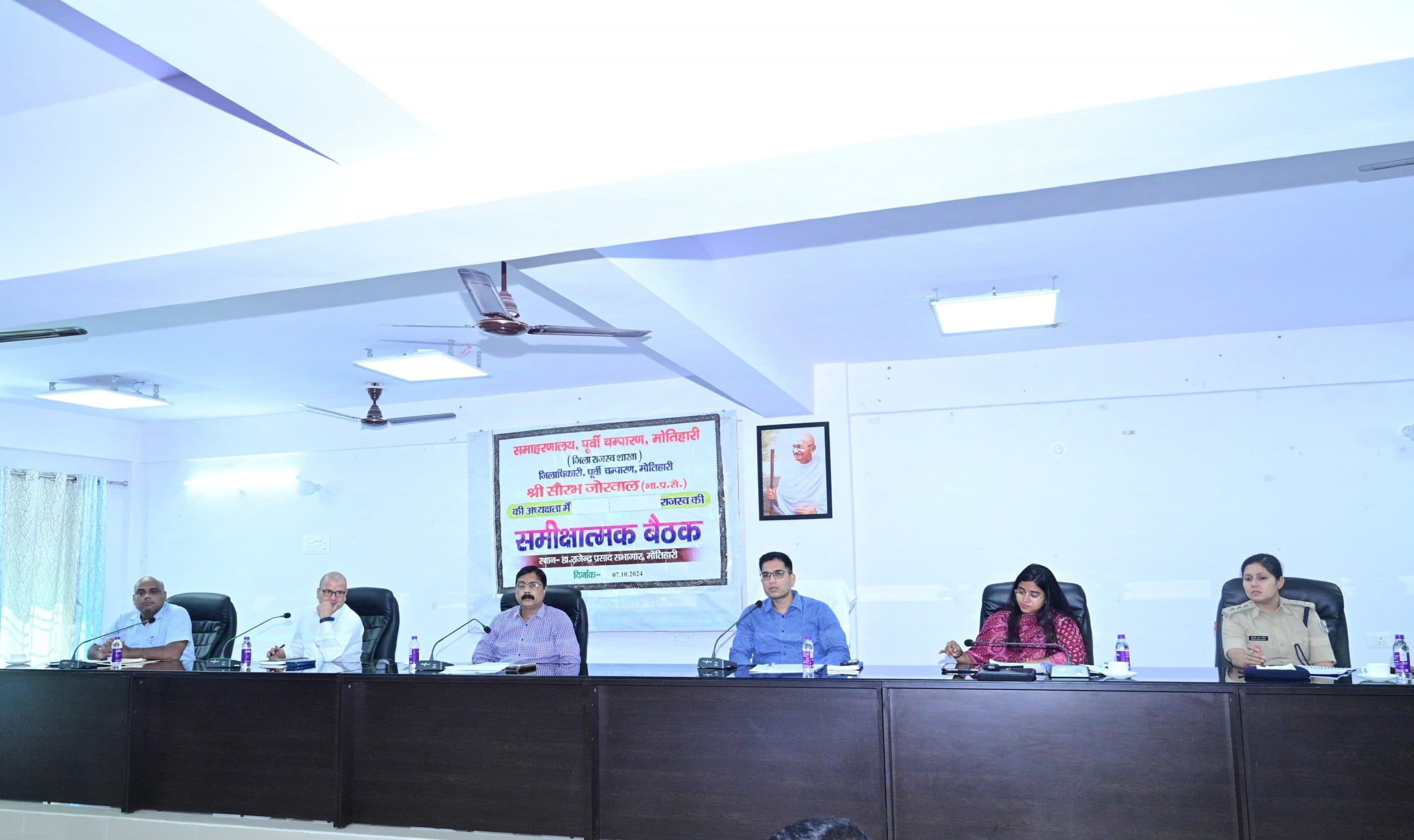 राजस्व से जुड़े मामलों का समय पर निबटारा करें अधिकारी: डीएम