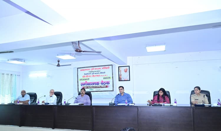 राजस्व से जुड़े मामलों का समय पर निबटारा करें अधिकारी: डीएम