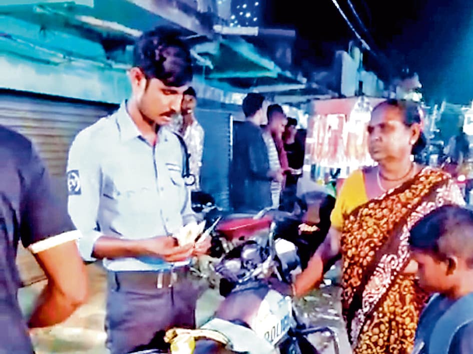 सिविक वॉलंटियरों ने खोया बैग वापस लौटाया