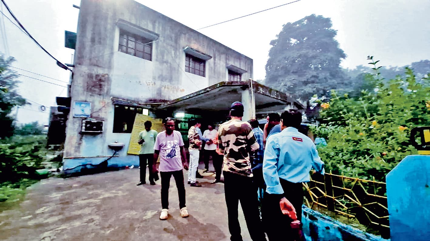 तिलाबनी कोलियरी के गोदाम में गार्डों को बंधक बना कर डकैती