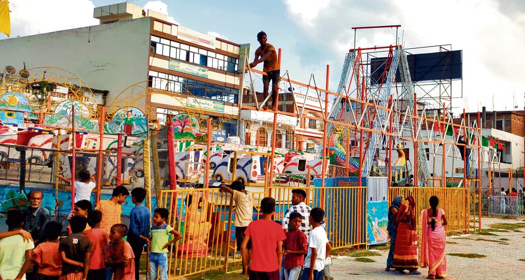 HAJIPUR NEWS : कल खुलेगा पट, देवी गीतों से गूंजने लगे पंडाल