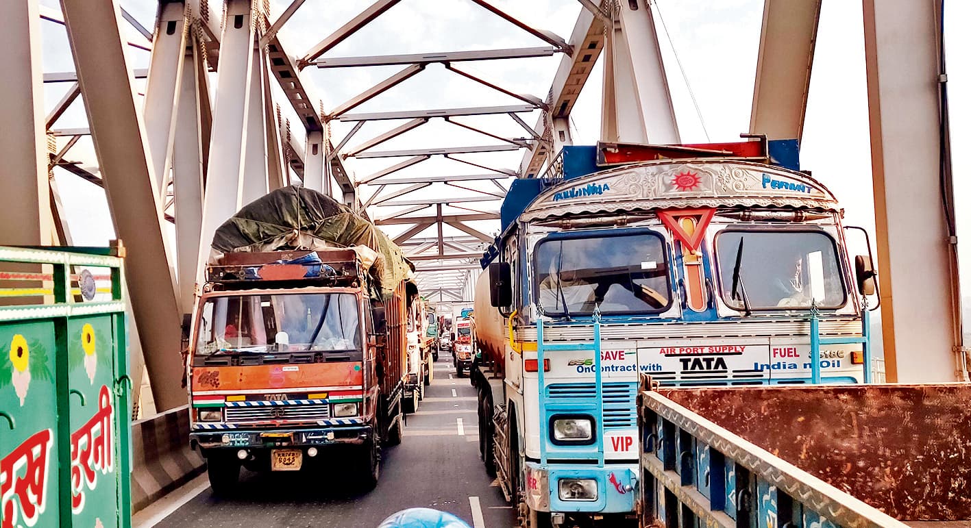 HAJIPUR NEWS : जीरोमाइल के पास मेट्रो निर्माण से दो घंटे हाजीपुर-पटना मुख्य मार्ग रहा जाम