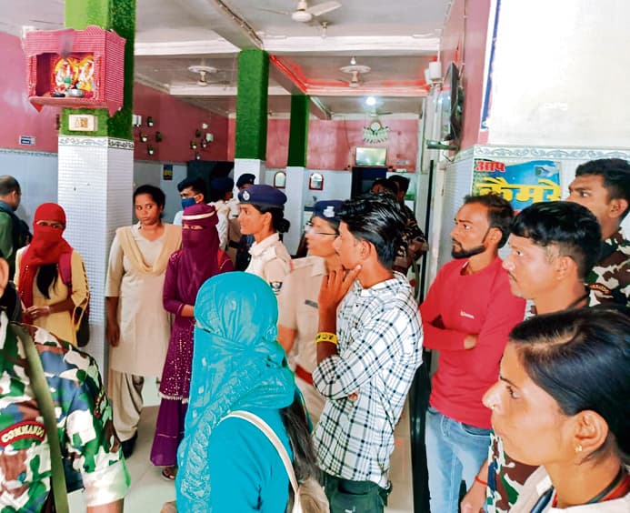 HAJIPUR NEWS : होटलों से 20 युवक-युवतियां आपत्तिजनक स्थिति में गिरफ्तार