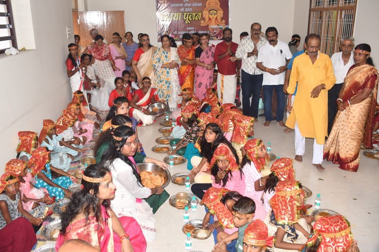 Bokaro News: 101 कन्या पूजन के साथ हुई मां दुर्गा की आराधना