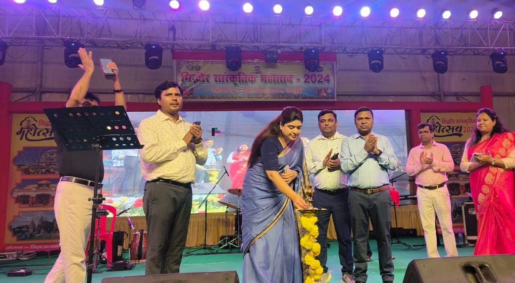 बॉलीवुड गायिका आदिति पाॅल के गीतों पर देर रात तक झूमे लोग