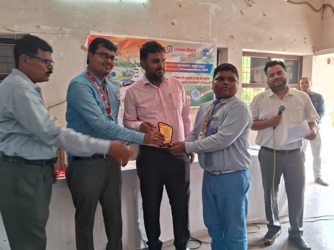 Top students awarded in competitions: प्रतियोगिताओं में अव्वल आने वाले होली मिशन के छात्र-छात्रा पुरस्कृत