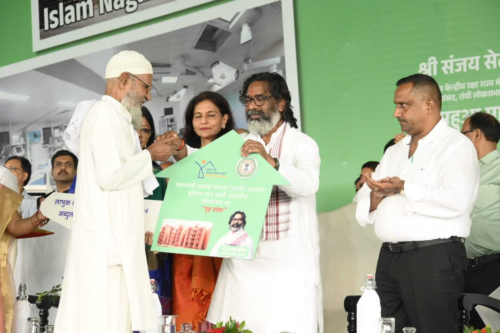 Ranch news :13 साल झोपड़ी में गुजरे, अब मिला आशियाना