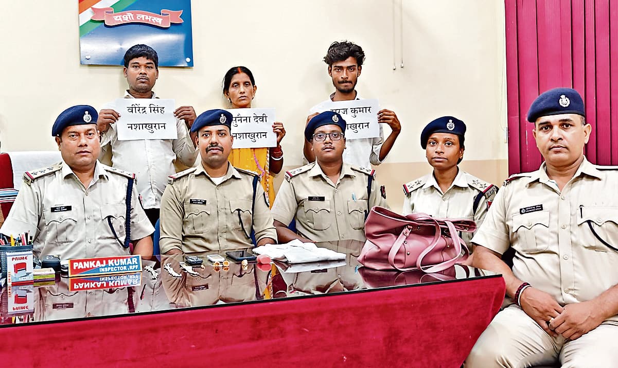 DHANBAD NEWS : 40 हजार रुपये वेतन पर काम कर रहे नशाखुरानी गिरोह के तीन सदस्य पकड़ाये