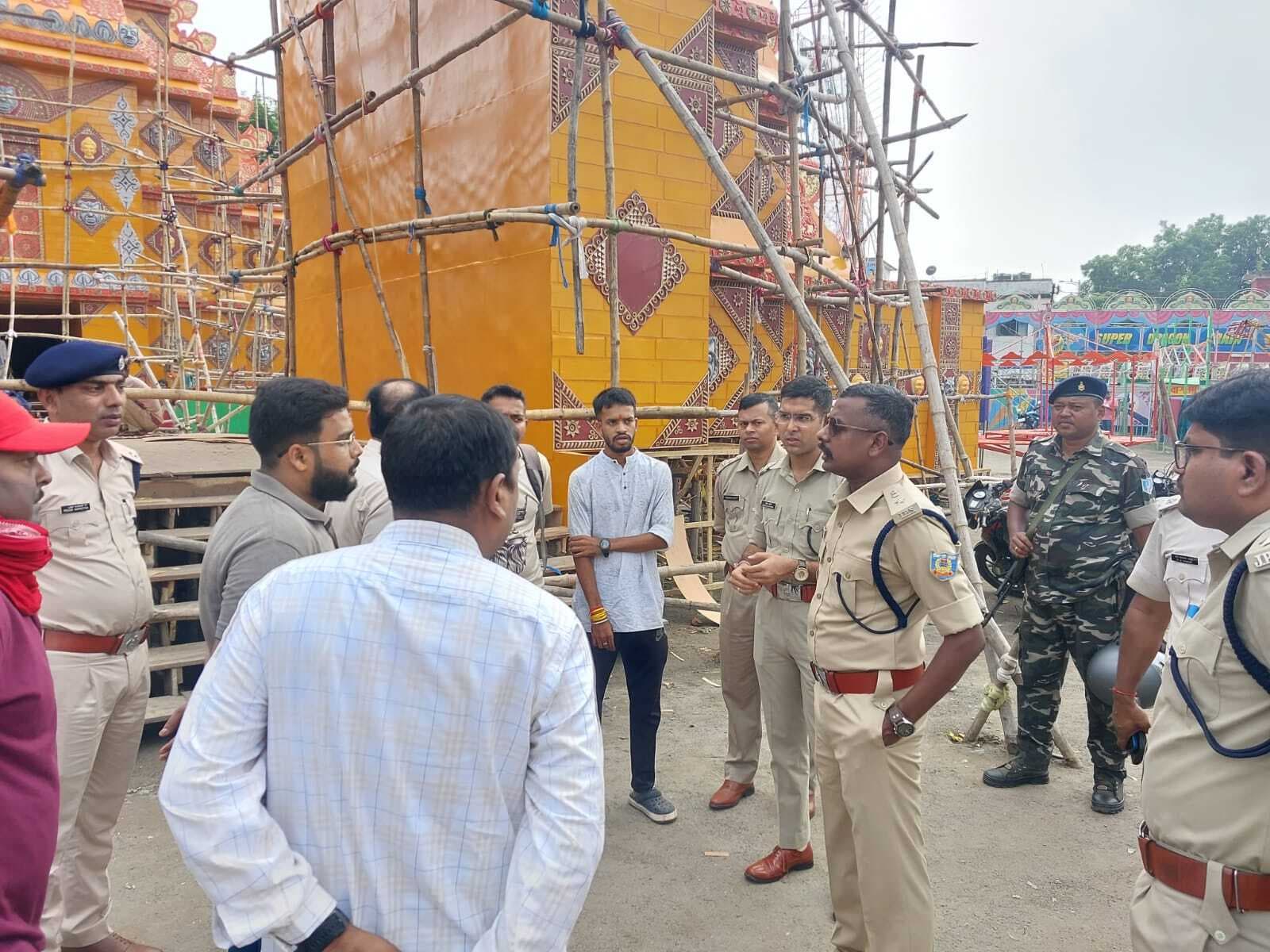 DHANBAD NEWS : पुलिस अधिकारियों के साथ बाइक से निकले एसएसपी, पूजा पंडालों का किया निरीक्षण