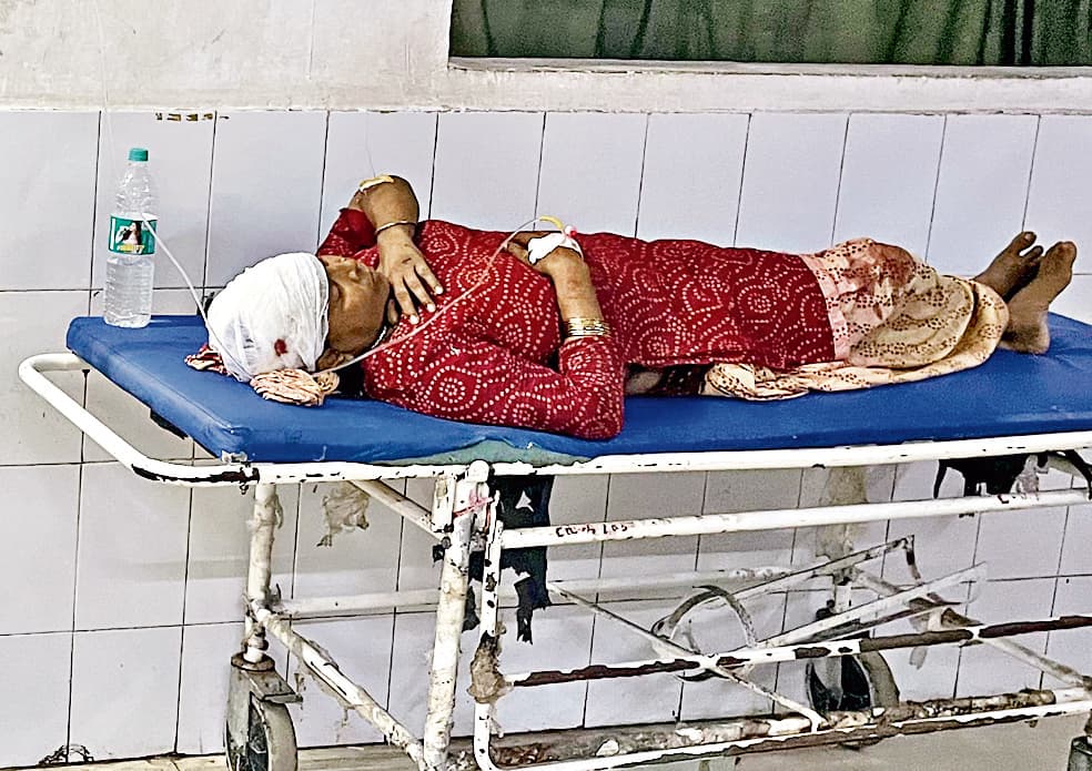 DHANBAD NEWS : हाल एसएनएमएमसीएच का. मरीजों की बढ़ी भीड़ से इमजरेंसी में बेड की कमी