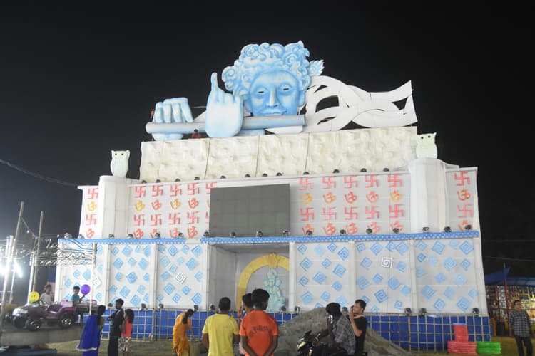 DHANBAD NEWS : आज और कल खुलेंगे शहर के पंडालों के पट, पर श्रद्धालुओं से पटा इलाका, लाइटिंग और प्रतिमाएं मोह रही हैं मन, तो सेल्फी लेने की है होड़