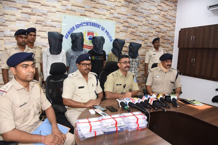 Jamshedpur News : जुबिली पार्क घूमने आने वाले छात्र- छात्राओं को अगवा कर लूटने वाले गिरोह के 8 अपराधी गिरफ्तार