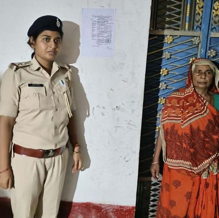 आरोपित के घर पुलिस ने चिपकाया इश्तेहार