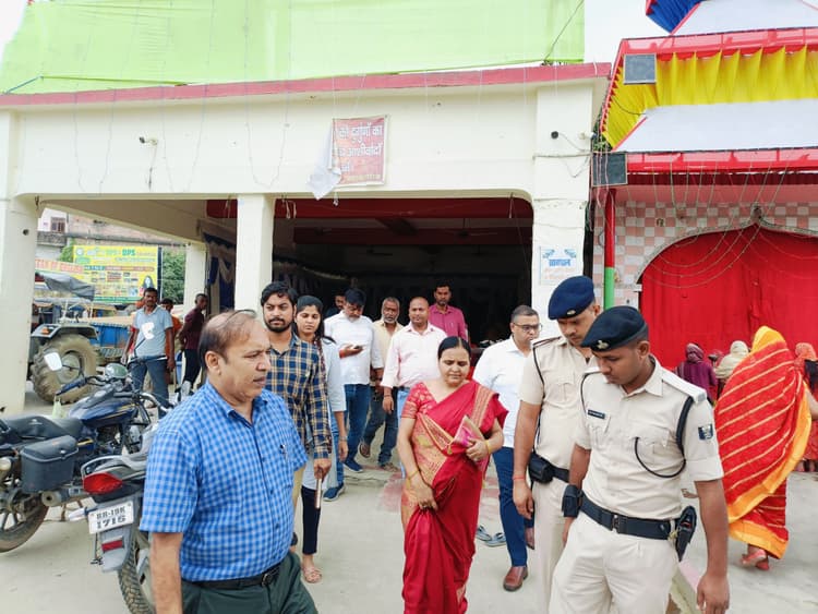 दुर्गा पूजा को लेकर विभिन्न पंडालों का महापौर व नगर आयुक्त ने लिया जायजा