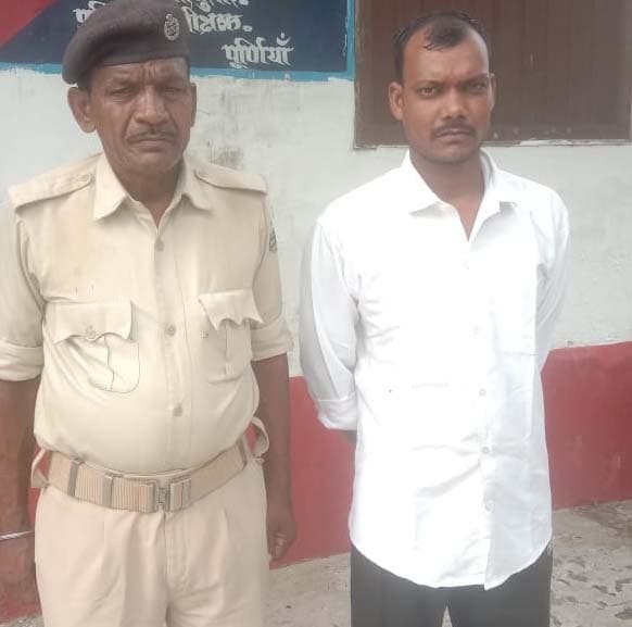 पुलिस ने वारंटी को किया गिरफ्तार, जेल