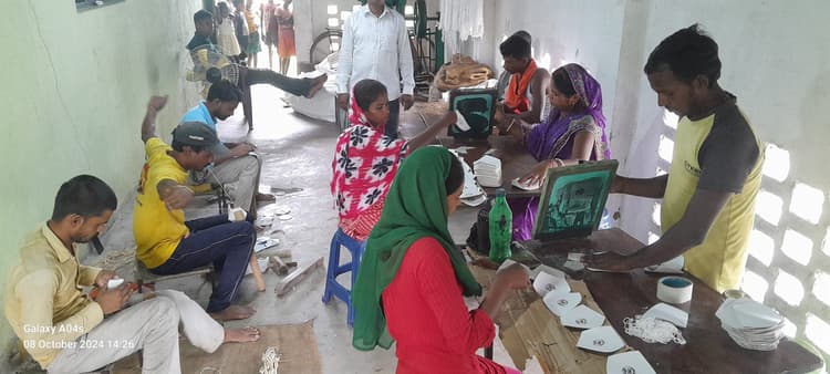 फुटबॉल निर्माण के जरिए महिलाओं को मिल रहा रोजगार