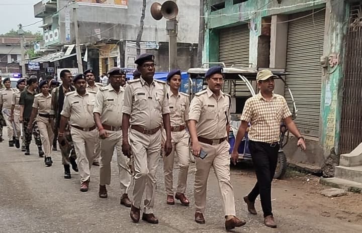 दुर्गापूजा को लेकर गुरुआ में निकला फ्लैग मार्च