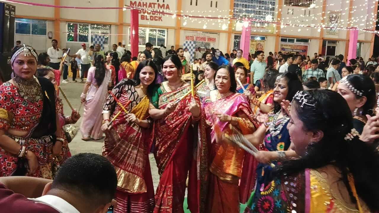 महिलाओं ने डांडिया में मचाया धमाल