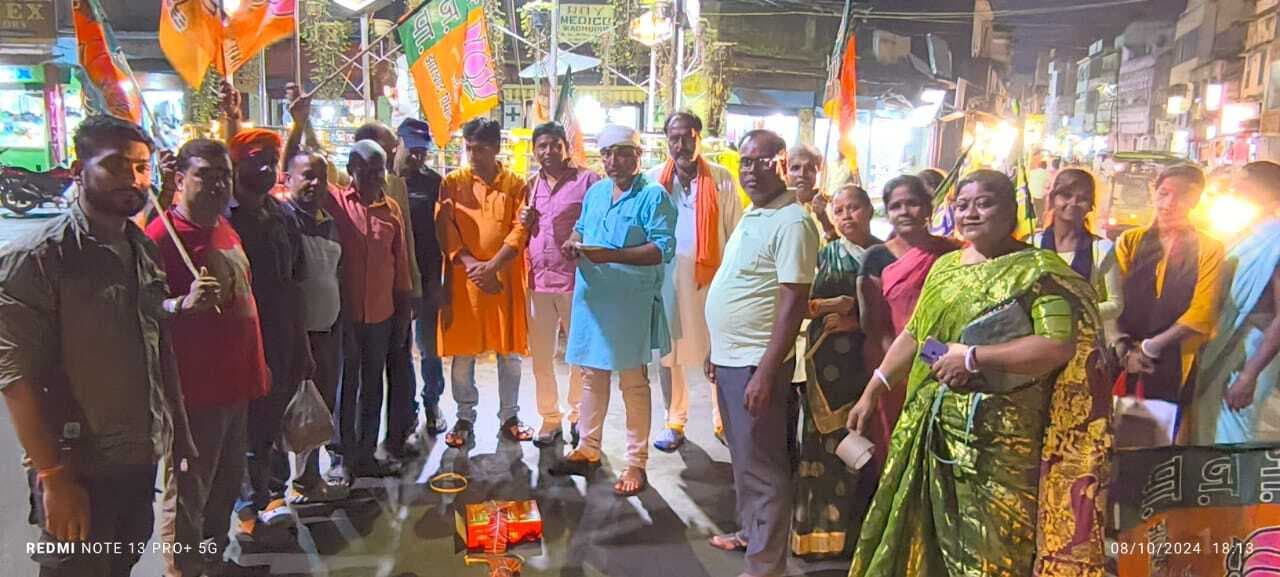 हरियाणा की जीत पर भाजपा कार्यकर्ताओं ने मिठाई खिलाकर दी बधाई