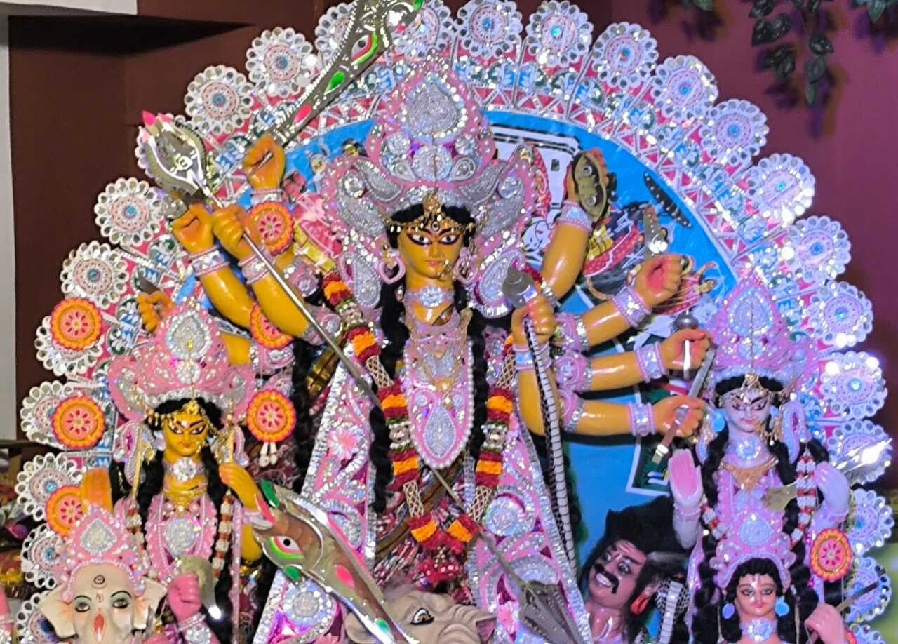 मां के दर्शन के लिए खुले पट, मंत्रोच्चारण के बीच पूजा पंडालों का किया गया उद्घाटन