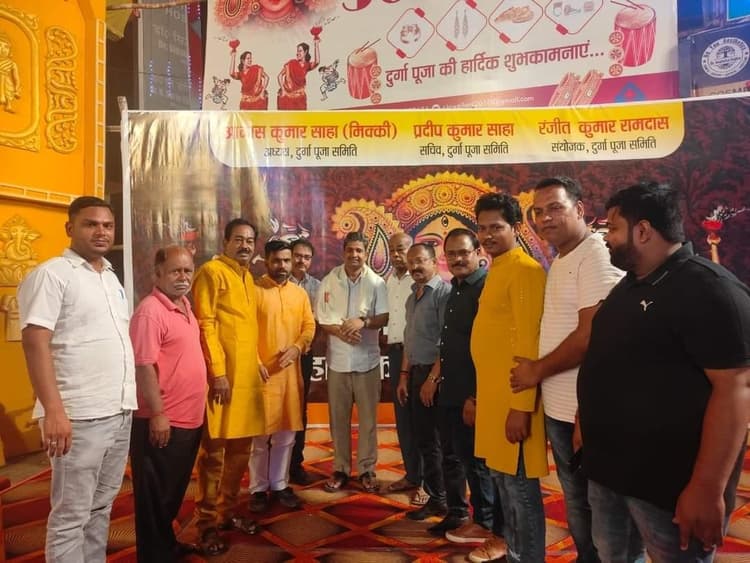 सांसद ने शहर व ग्रामीण क्षेत्र के कई पंडालों किया भ्रमण