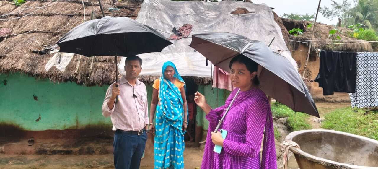 निदेशक ने लाभुकों को दी जाने वाली योजनाओं की ली जानकारी